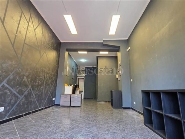 locale commerciale in vendita a Roma in zona Collatino