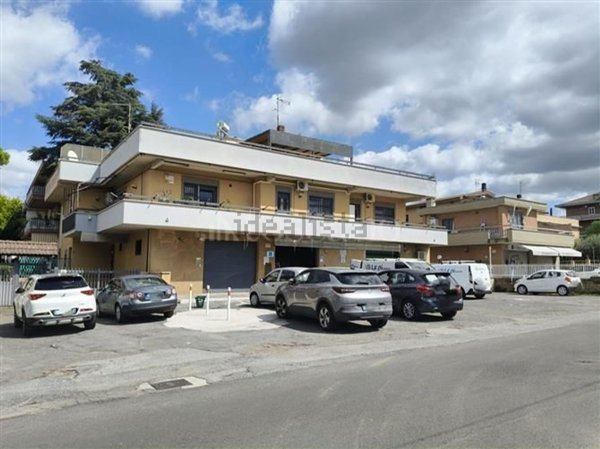 locale commerciale in vendita a Roma in zona Casal Morena