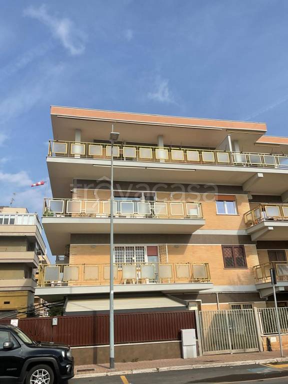 appartamento in vendita a Roma in zona Ostia