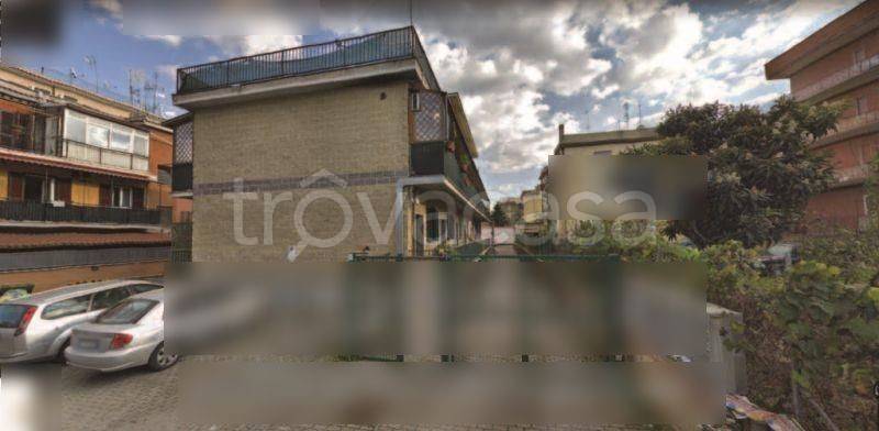 locale commerciale in vendita a Roma in zona Torre Angela