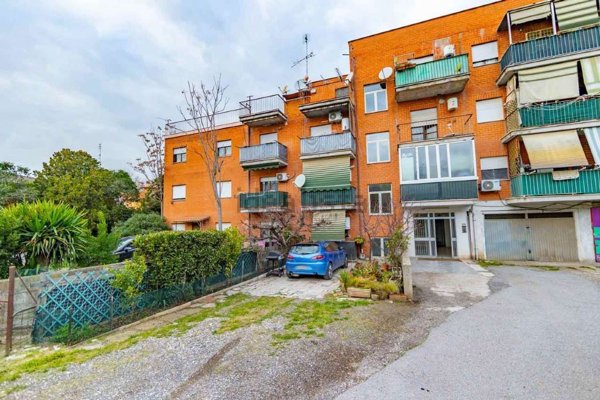 appartamento in vendita a Roma in zona Lunghezza