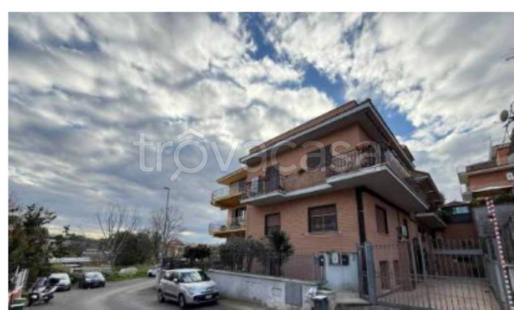 locale commerciale in vendita a Roma in zona Casalotti