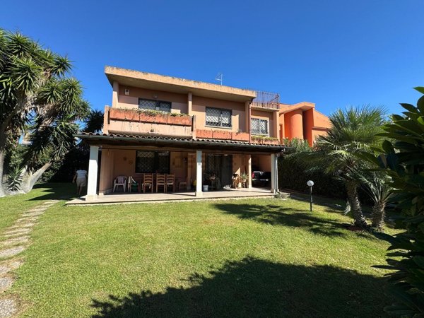 casa indipendente in vendita a Roma in zona Infernetto