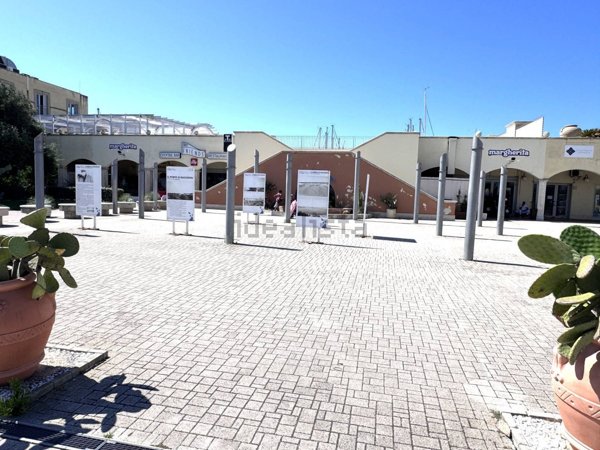 locale commerciale in vendita a Roma in zona Ostia