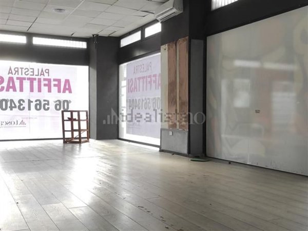 locale commerciale in vendita a Roma in zona Ostia