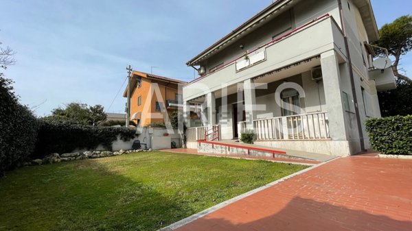 casa indipendente in vendita a Roma in zona Ostia