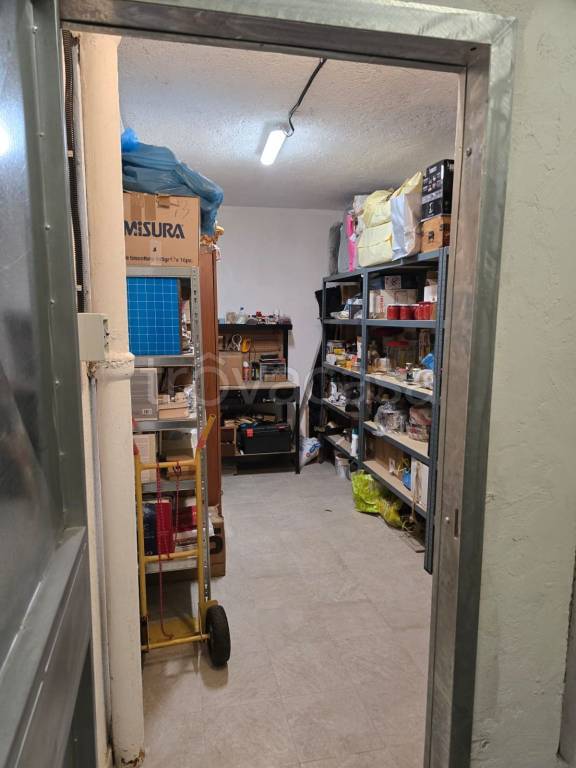 locale commerciale in vendita a Roma in zona EUR