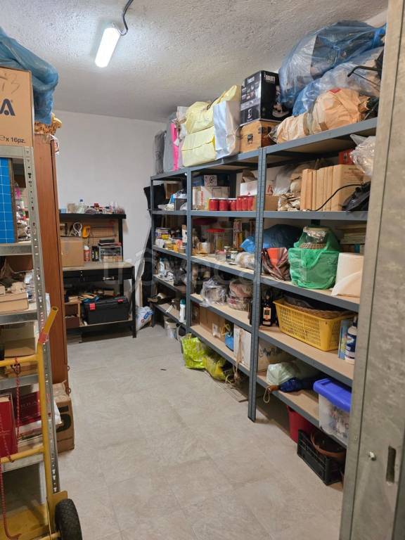 locale commerciale in vendita a Roma in zona EUR