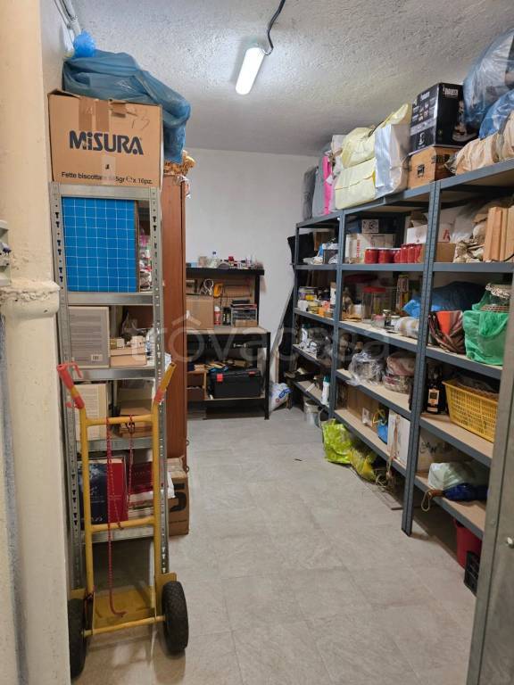 locale commerciale in vendita a Roma in zona EUR