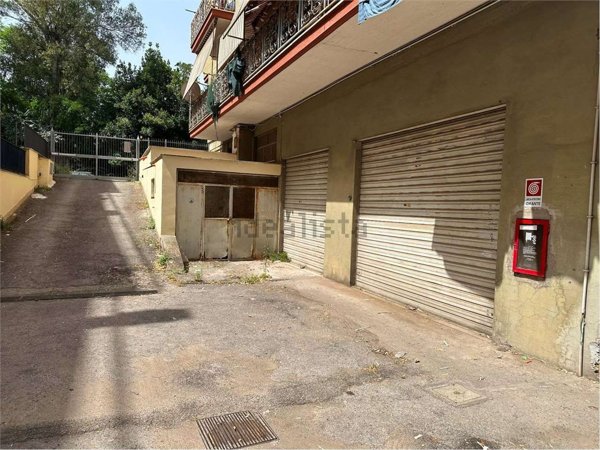 locale commerciale in vendita a Roma in zona Portuense