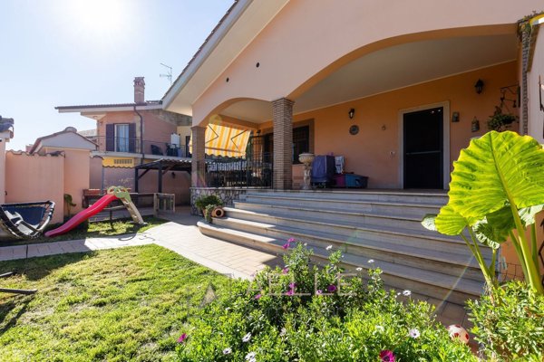 casa indipendente in vendita a Roma in zona Ostia Antica