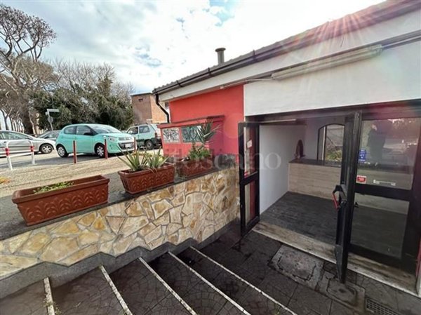 locale commerciale in vendita a Roma in zona Infernetto