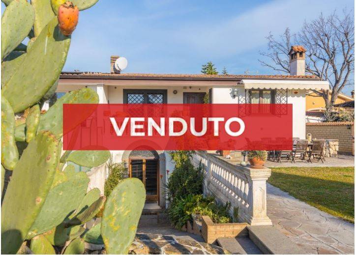 casa indipendente in vendita a Roma in zona Infernetto