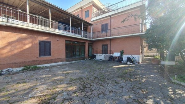 locale di sgombero in vendita a Roma in zona Torre Angela