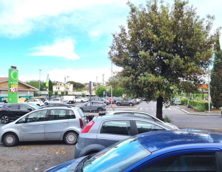 locale commerciale in vendita a Roma in zona Pantan Monastero