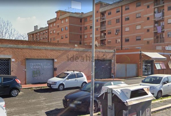 locale commerciale in vendita a Roma in zona Ostia