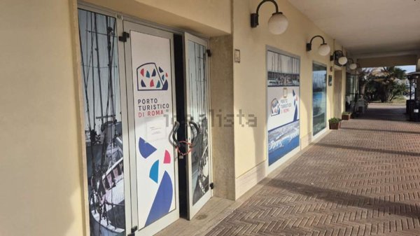 locale commerciale in vendita a Roma in zona Ostia