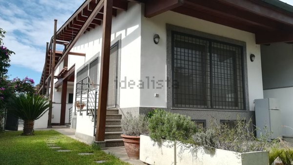 casa indipendente in vendita a Roma in zona Casal Palocco