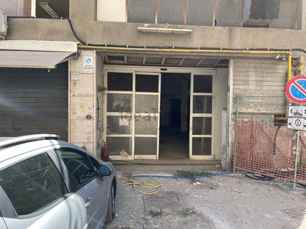 locale commerciale in vendita a Roma in zona Ostiense