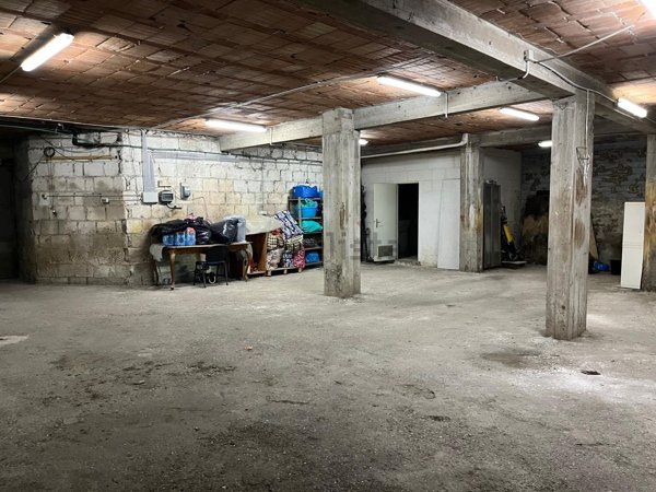 locale commerciale in vendita a Roma in zona Torre Angela