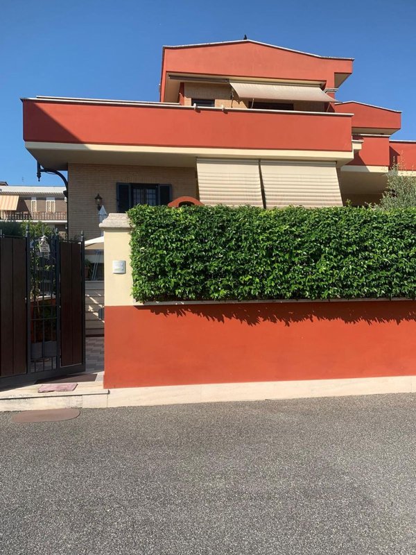 casa indipendente in vendita a Roma in zona Finocchio