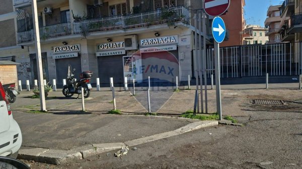 locale commerciale in vendita a Roma in zona Prenestino-Centocelle