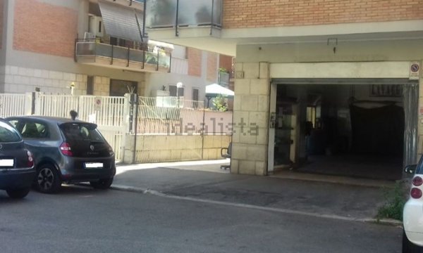 locale commerciale in vendita a Roma in zona Appio Claudio