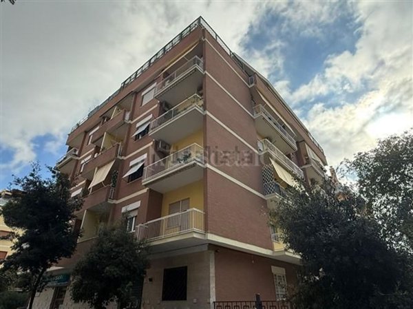 locale commerciale in vendita a Roma in zona Ostia