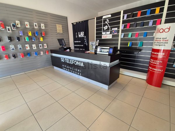 negozio in vendita a Roma in zona Castelverde