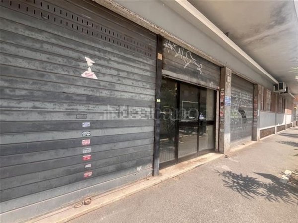 locale commerciale in vendita a Roma in zona Ostia