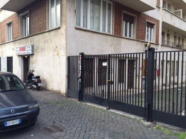 locale commerciale in vendita a Roma