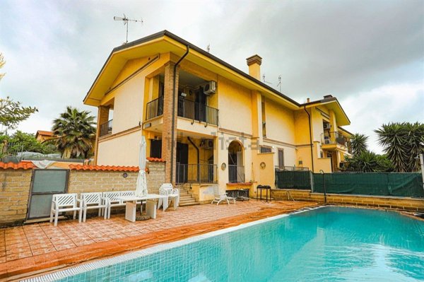 casa indipendente in vendita a Roma in zona Lunghezza