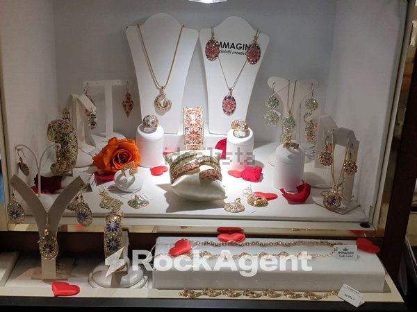 locale commerciale in vendita a Roma in zona Ardeatino