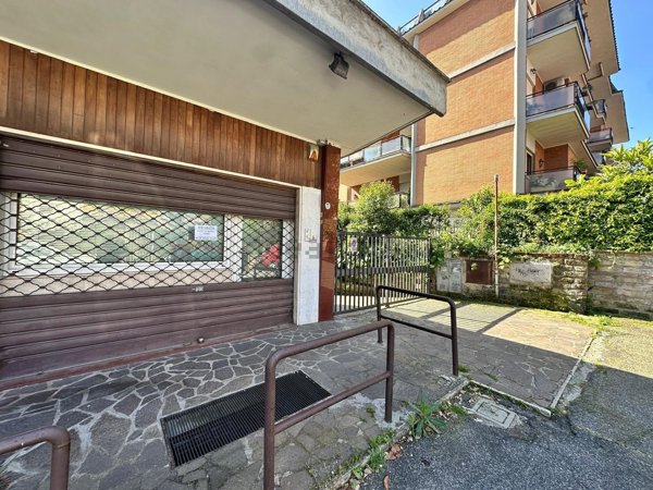 locale commerciale in vendita a Roma in zona Tomba di Nerone