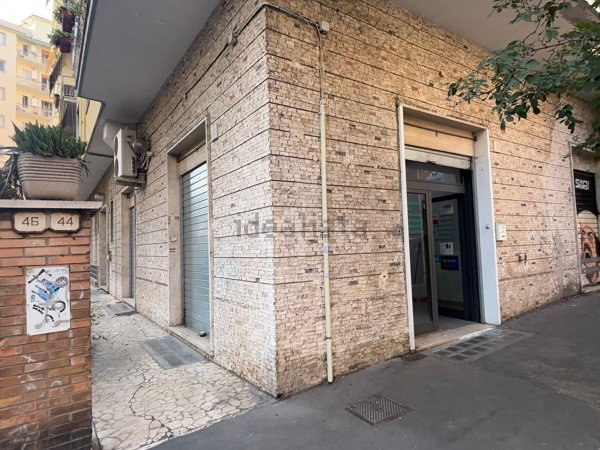 locale commerciale in vendita a Roma in zona Tuscolano