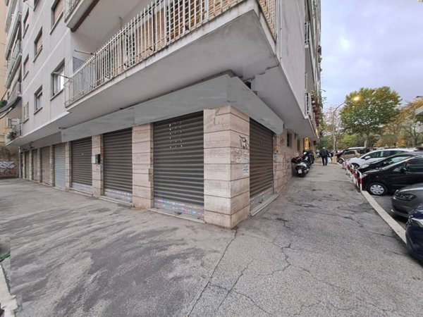 locale commerciale in vendita a Roma in zona Collatino