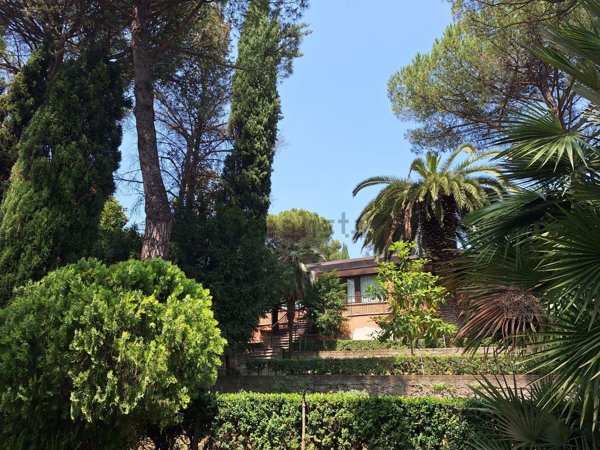 casa indipendente in vendita a Roma in zona Tomba di Nerone