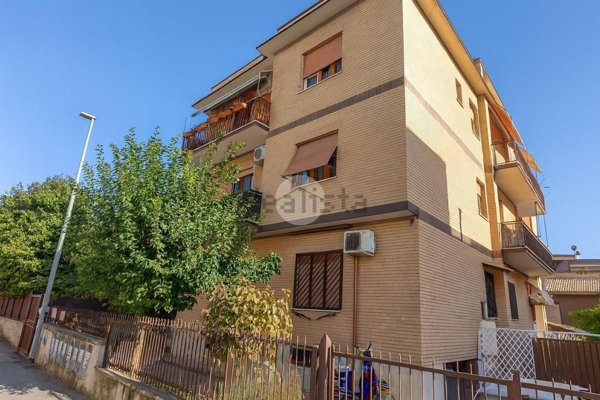 appartamento in vendita a Roma in zona Torre Angela