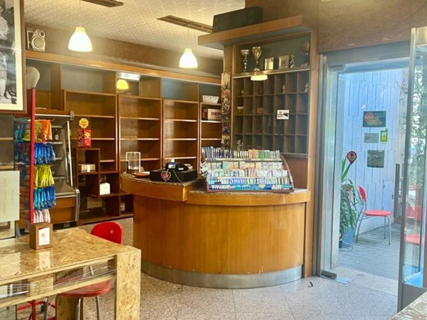 negozio in vendita a Roma in zona Ardeatino
