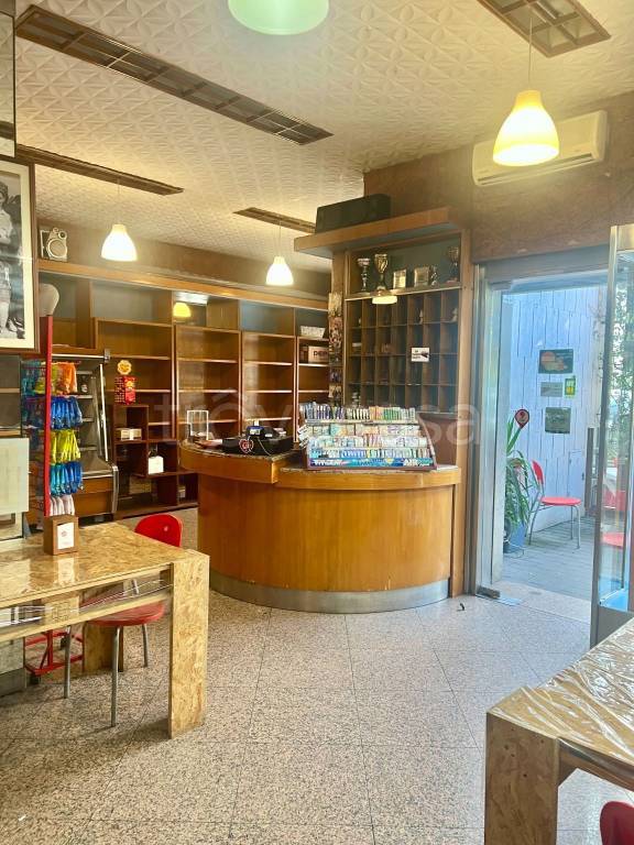 negozio in vendita a Roma in zona Ardeatino