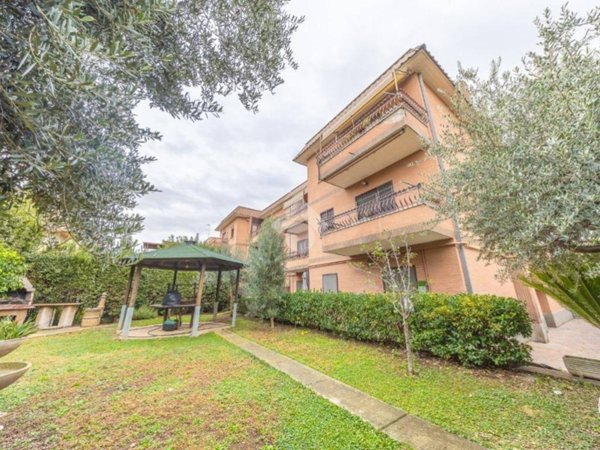 appartamento in vendita a Roma in zona Case Rosse