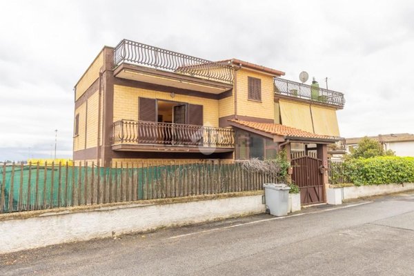 appartamento in vendita a Roma in zona Case Rosse