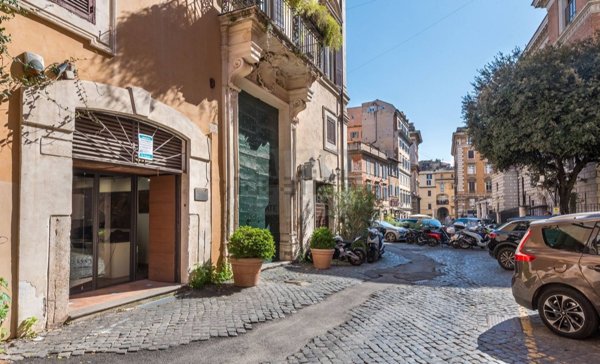 negozio in vendita a Roma in zona Rione Regola