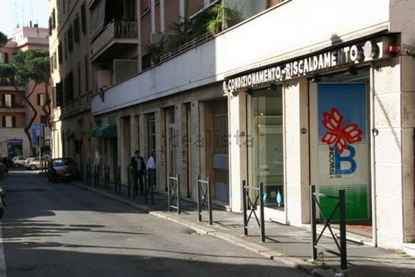 locale commerciale in vendita a Roma