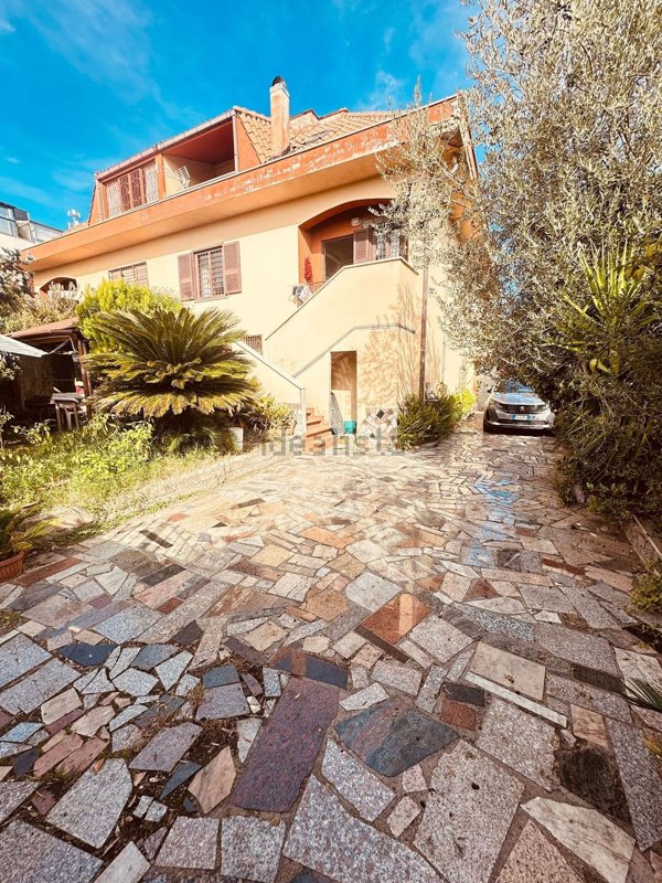 casa indipendente in vendita a Roma in zona Colle Prenestino