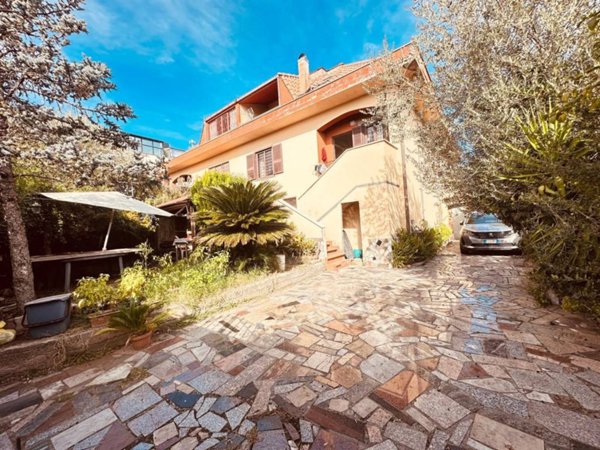casa indipendente in vendita a Roma in zona Finocchio