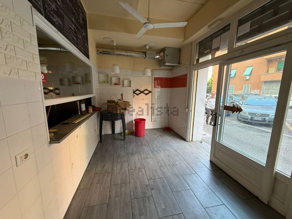 negozio in vendita a Roma in zona Ardeatino