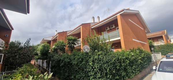 esavano in vendita a Roma in zona Montespaccato