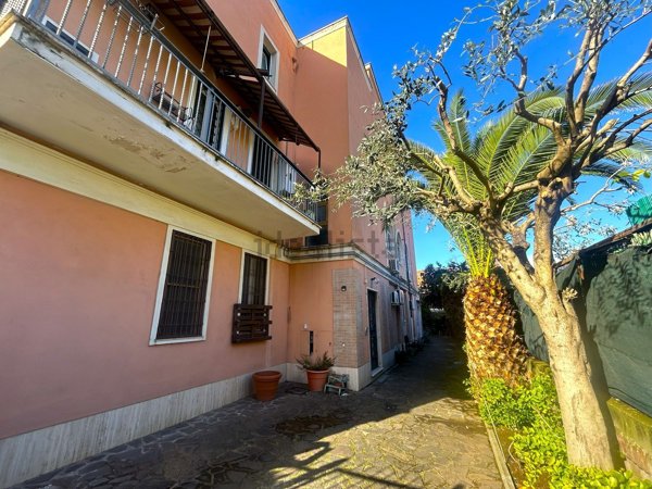 appartamento in vendita a Roma in zona Appio Pignatelli