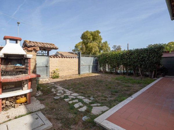 casa indipendente in vendita a Roma in zona Ostia Antica
